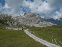 Super Landschaft. Hier die Alpe Radond. Dahinter der Piz Pala Gronda.