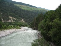 Blick Flussabw&auml;rts bei Muglin. Am Berg Tschlin.