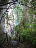 Und dann geht es nochmals hinab, ja sogar bis in der Grund der Schlucht!