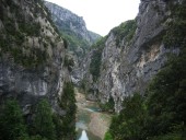 Blick beim Stiegenabstieg wieder in breite Schlucht.