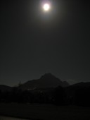 Der Blick morgens um 4:30 bei Vollmond zur Wettersteinspitze von Mittenwalder Kaserne.