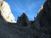 Blick hinauf zur Viererscharte, die schon Sonnenschein geniest. Aufstieg erfolgt in rechter Schlucht.