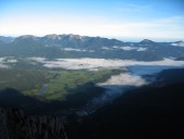 Super Blick aus der Scharte hinab nach Norden mit dem Estergebirge.