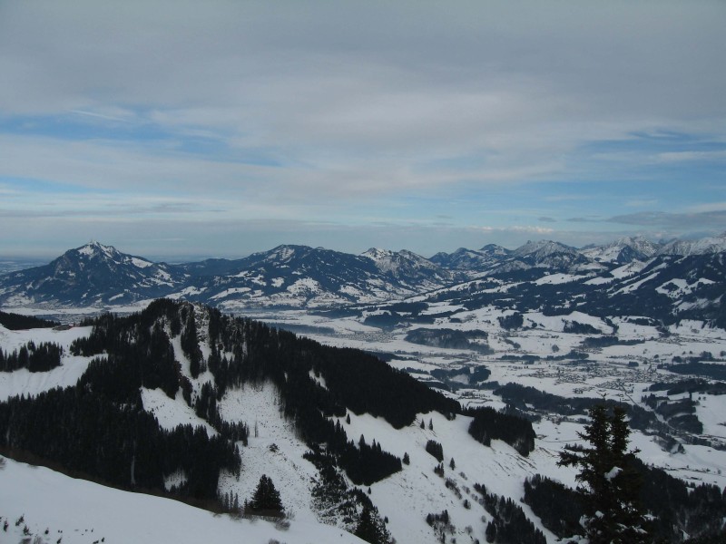 Blick vom Gipfel Richtung Nordosten zum Gr&uuml;nten ganz links und weiter rechts die Tannheimer Berge.