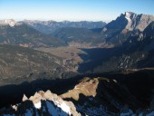 Blick vom Wannig nach Norden. Links der Daniel, rechts die Zugspitze und davor gerade beim Gipfel abgeschnitten die Ehrwalder Sonnenspitze.