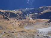 Blick hinab auf St. Anton. Wie die Natur warte auch ich mittlerweile auf den Schnee.