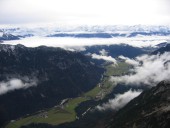 Blick vom Gipfel hinab ins Leutascher Tal.