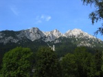 Blick vom Parkplatz hinauf zum Zettenkaiserkopf, Zettenkaiser und Scheffauer Kaiser.