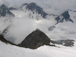Das Becherhaus - bereits auf Italienischer Seite - thront einsam auf dem Becher-Gipfel (3190m)