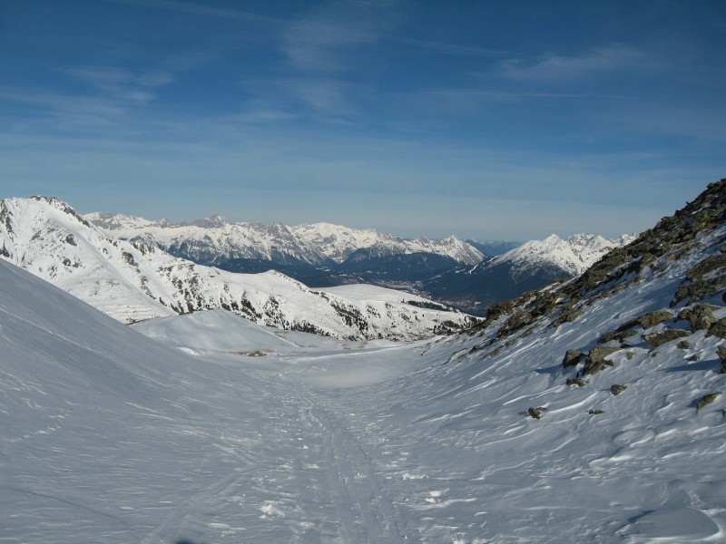 Blick von der westseitigen Einsattelung nach Norden Richtung Seefeld, von hier weg trage ich die Schi auf den Gipfel.
