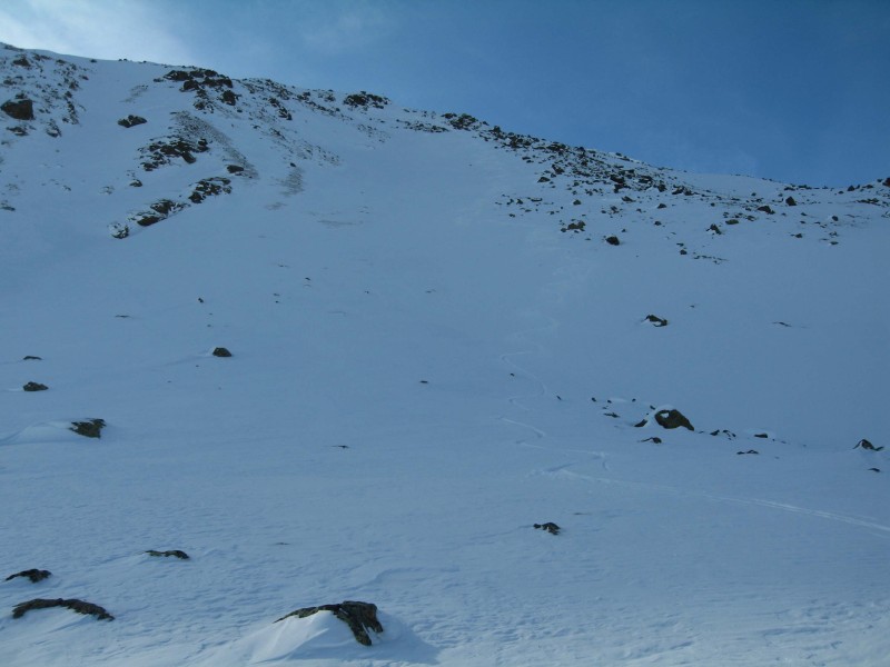 Ich w&auml;hle die direkte Abfahrt vom Gipfel nach Osten, recht Steil und v.a. viel eingeblasener Schnee, weshalb ich mich ganz am Randbereich halte.