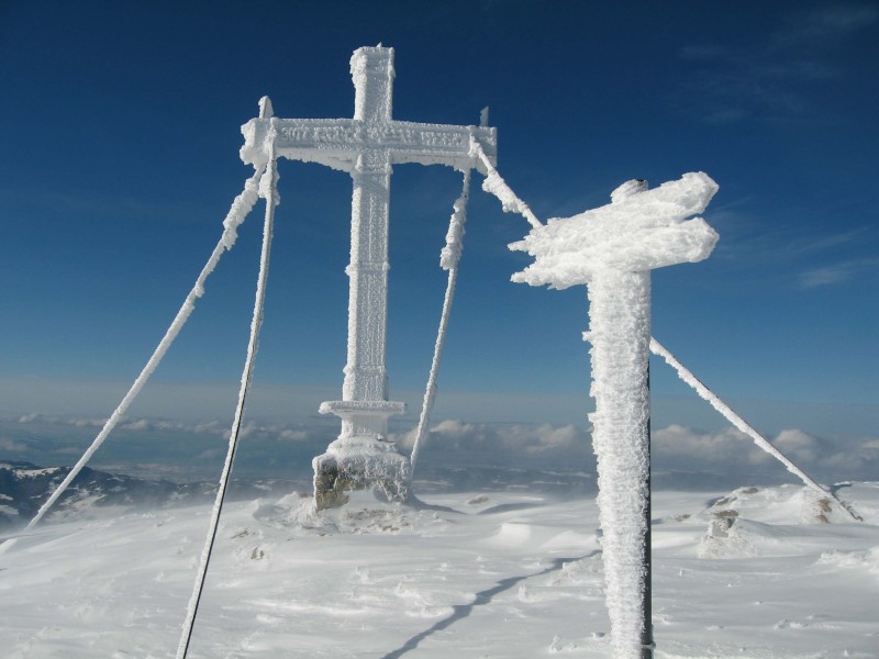 In Schnee gepacktes Gipfelkreuz auf meiner geliebten Winterstaude.