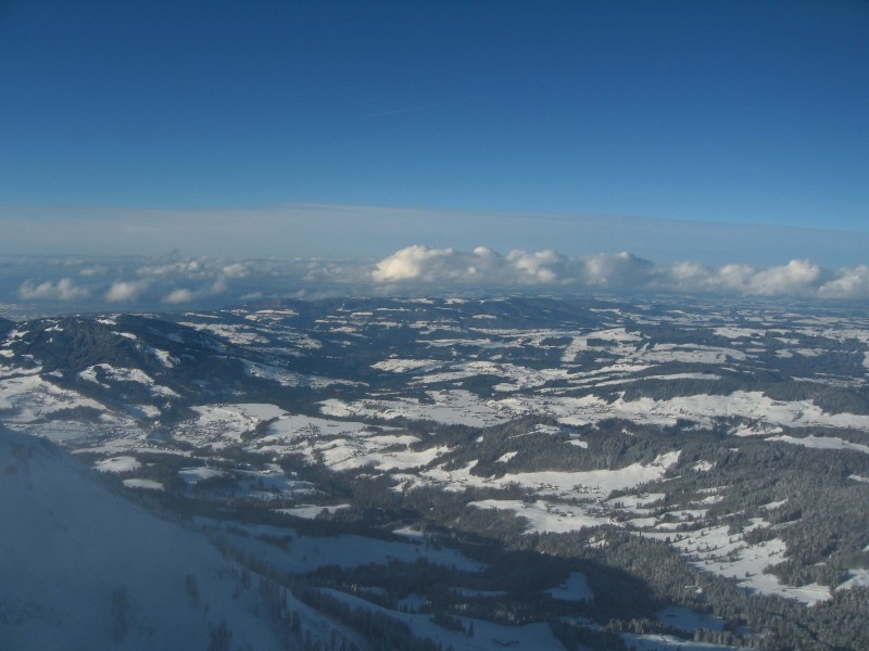 Blick &uuml;ber den tief verschneiten Bregenzerwald nach Norden.