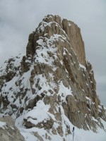 Hier ist Schidepot und die letzten Meter hinauf zum Gipfel geht es &uuml;ber kurzen knackigen Klettersteig.