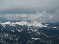 Blick nach Westen zur Geislergruppe und dem Peitlerkofel mit Wolkenm&uuml;tze.