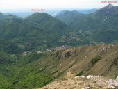 Der Blick vom Zucco di Pesciola hinab nach Westen auf Cremeno, Cassina und Moggio. Dahinter links von Bildmitte der Monte Due Mani.