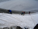 Robert muss inmitten einer Bergtouristen-Gruppe auf ruhigere Zeiten warten.