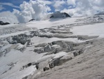 Blick zum Wilden Pfaff. Immer mehr Spalten tun sich auf, links unten sieht man den Wegverlauf.