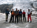 Geschafft!! Robert, Horst, Anna, Ich, Andreas, Peter, Vera und Volker auf der flachen Gletscherzunge.