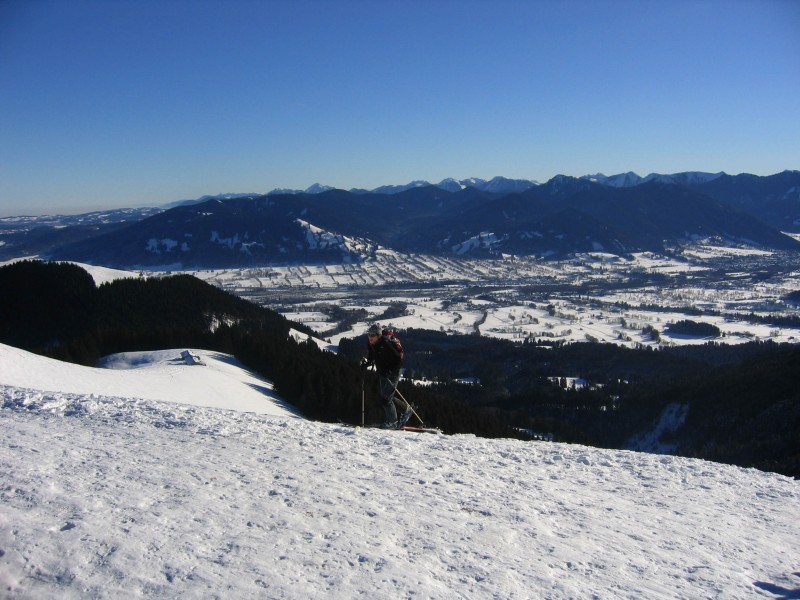 Volker auf den letzten Metern zum Gipfelkreuz mit Blick ins Isartal (Lenggries).